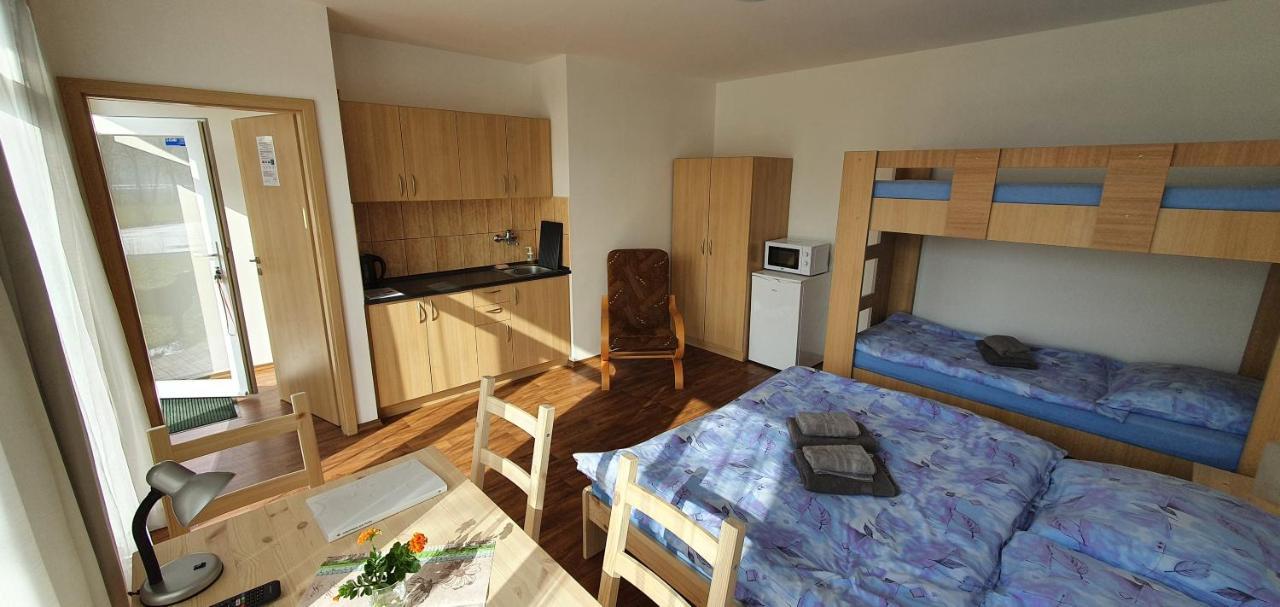 Penzion Amfik Bukovina Popovice  Екстериор снимка