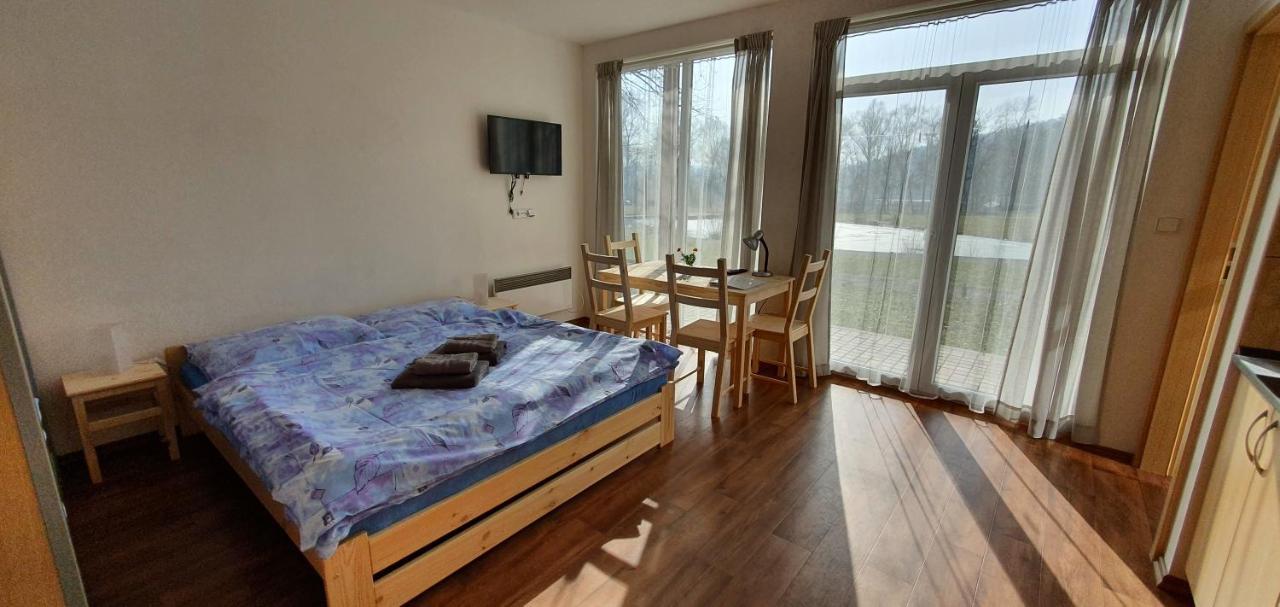 Penzion Amfik Bukovina Popovice  Екстериор снимка