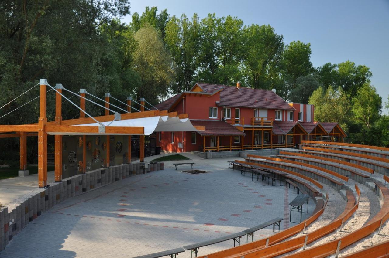 Penzion Amfik Bukovina Popovice  Екстериор снимка