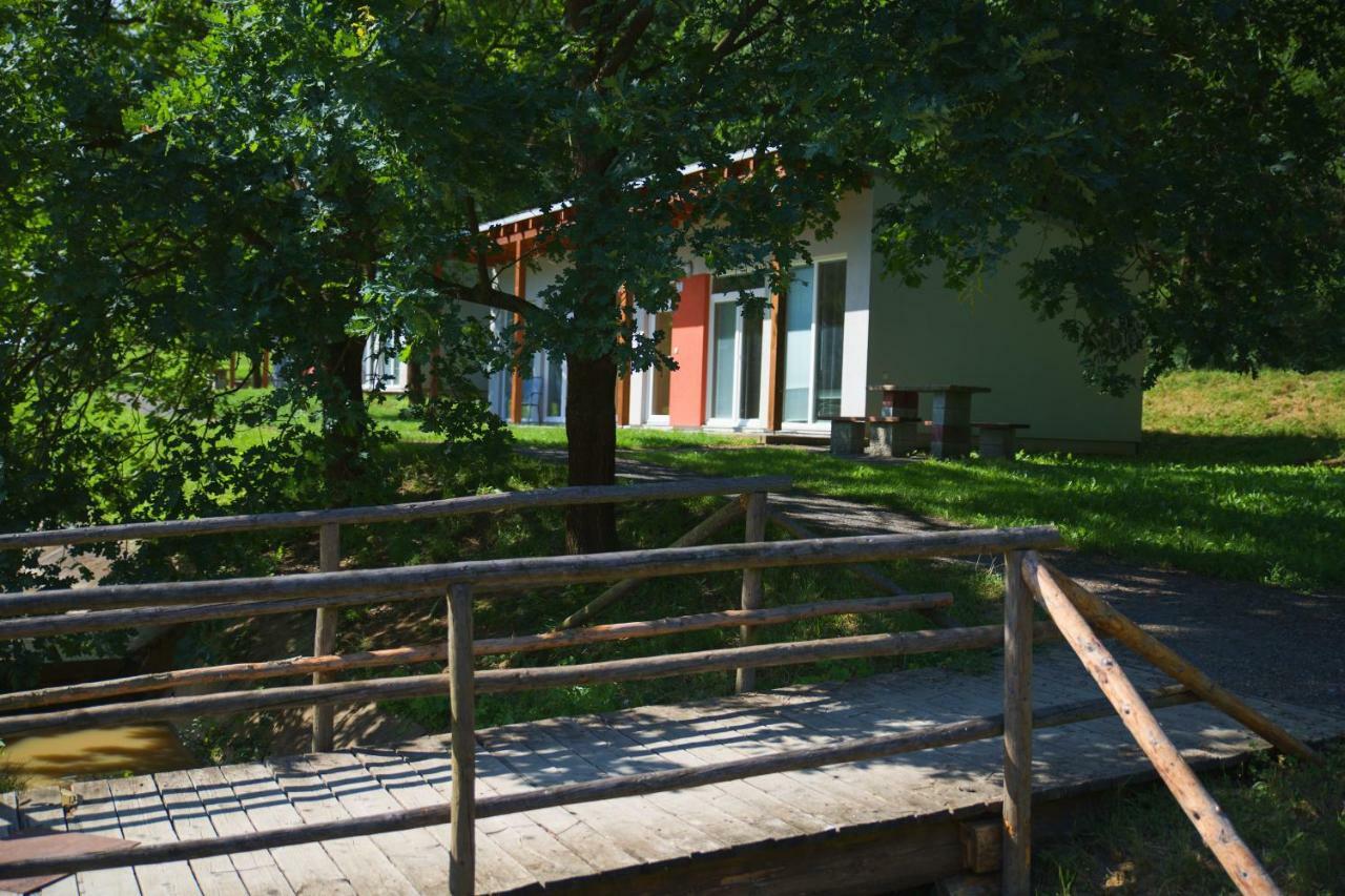 Penzion Amfik Bukovina Popovice  Екстериор снимка