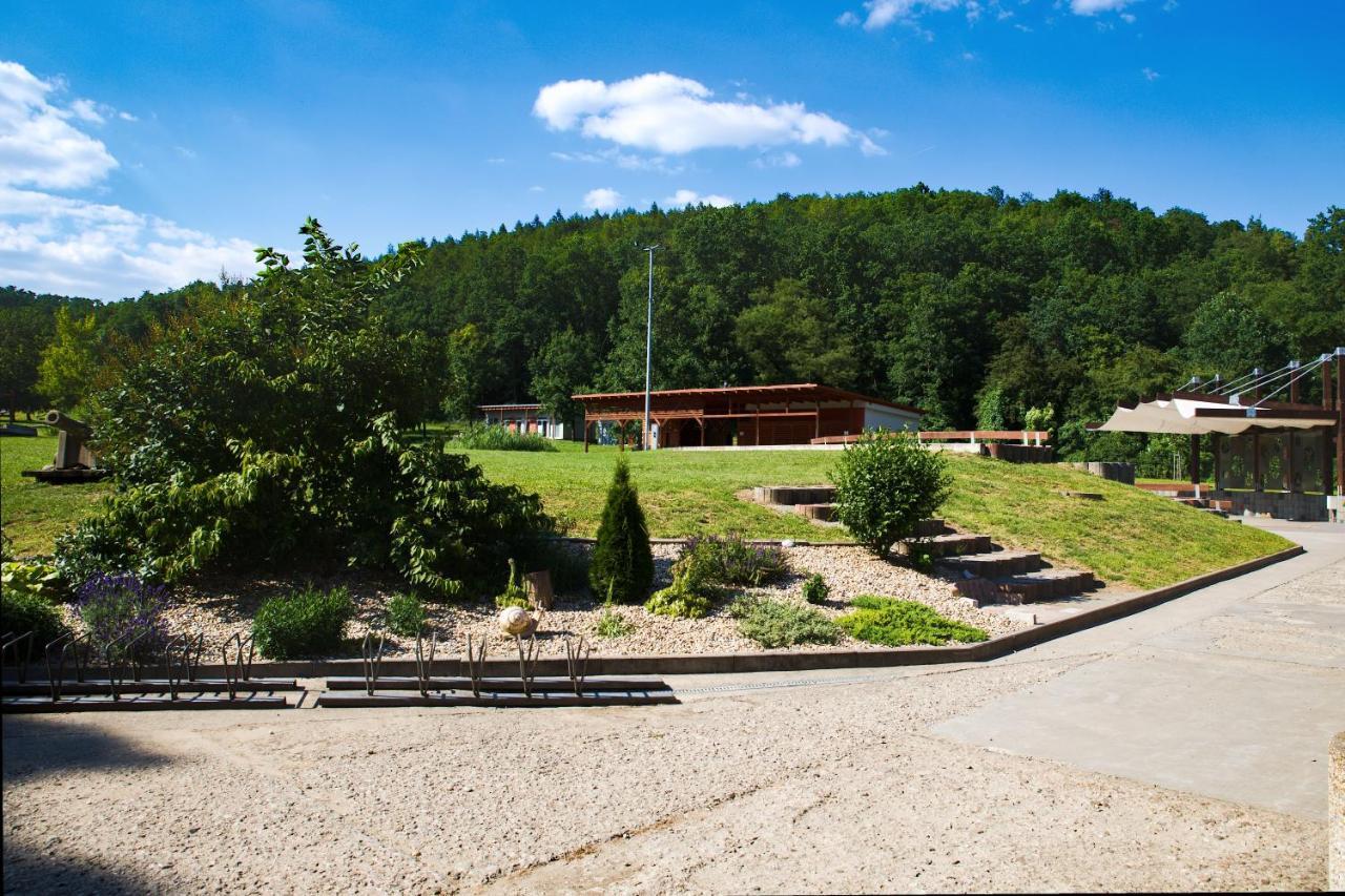 Penzion Amfik Bukovina Popovice  Екстериор снимка