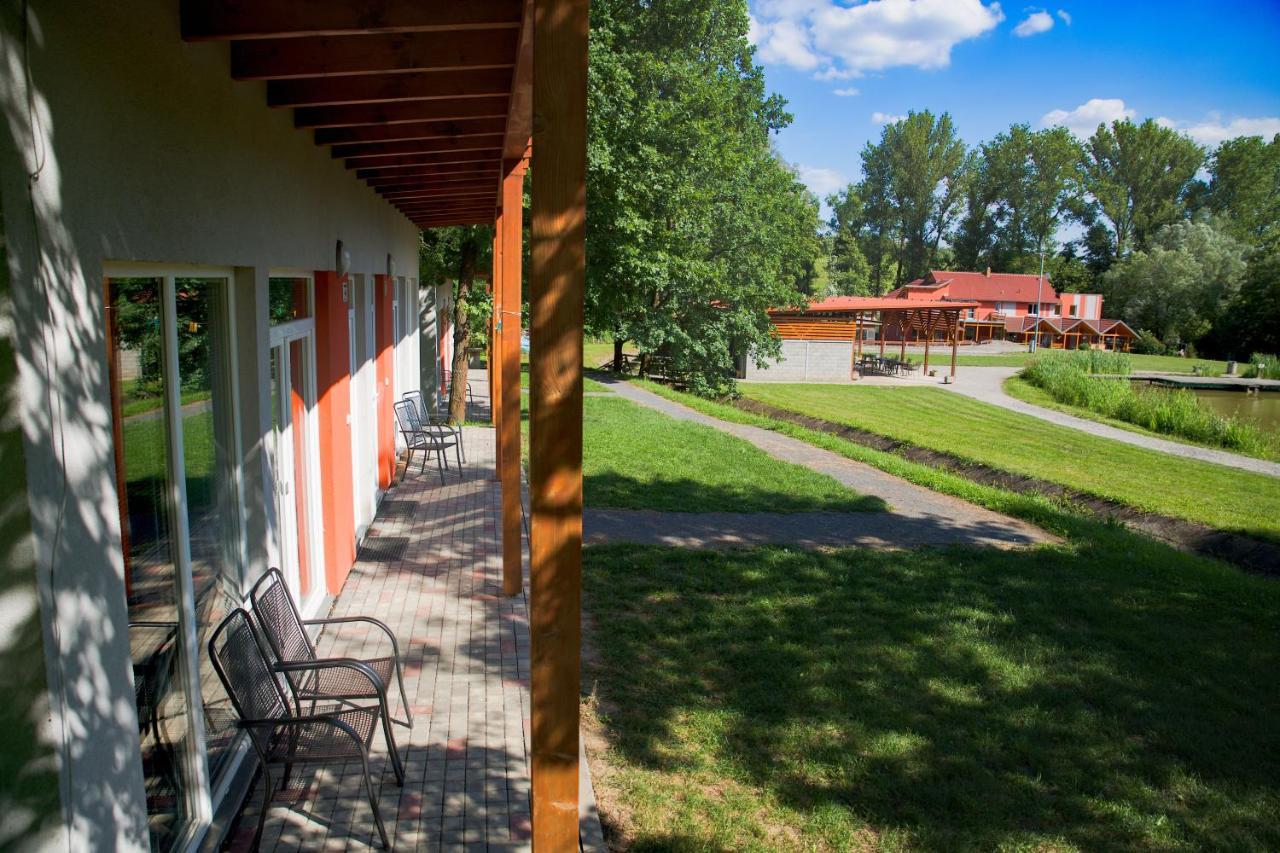 Penzion Amfik Bukovina Popovice  Екстериор снимка